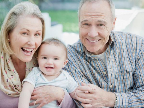 Grands parents et petit enfant