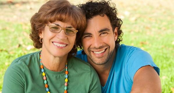 Mere et enfant adulte