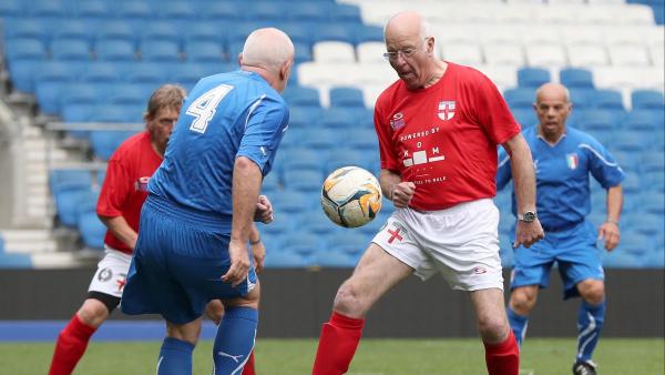 Sport de seniors le foot en marchant